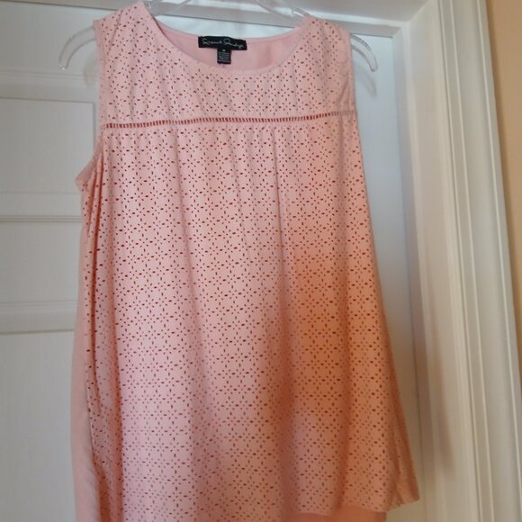 Sleeveless top (peach color) - Picture 1 of 3